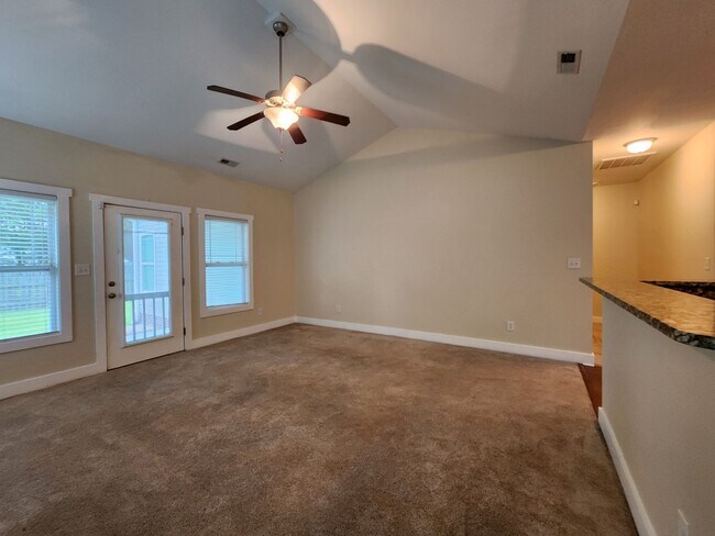 Building Photo - 3 Bedroom home with an upstair bonus room ...