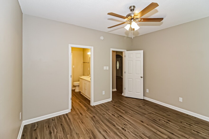 Building Photo - 9864 White Poplar Dr