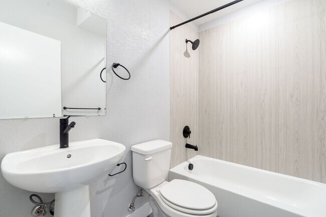 Building Photo - Gorgeous 3 bedroom, 4 bathroom townhome mi...