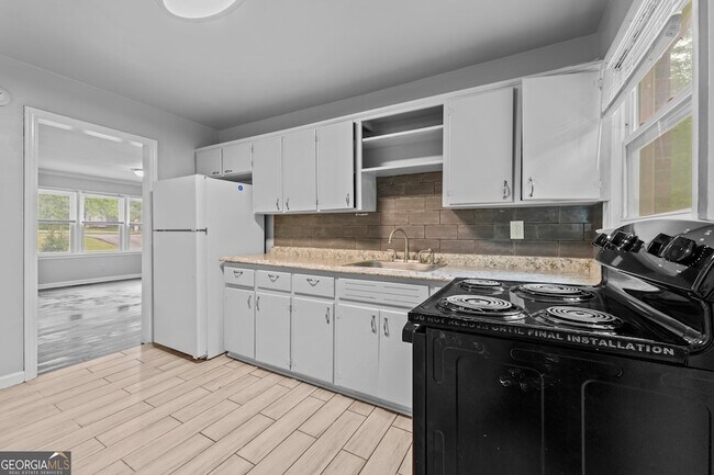 Building Photo - 147 Burnside St