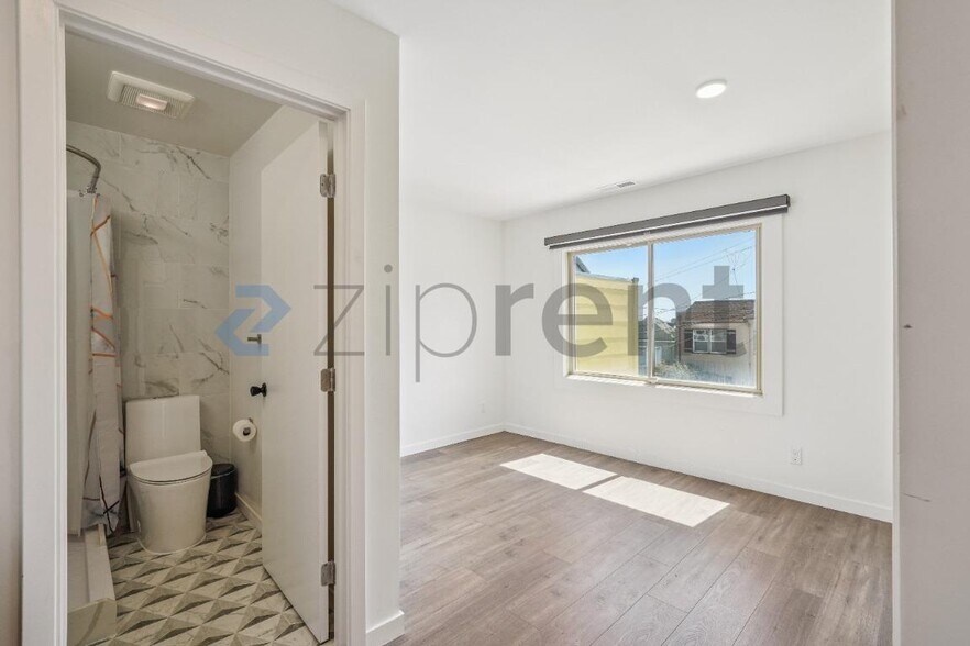 Building Photo - Unit