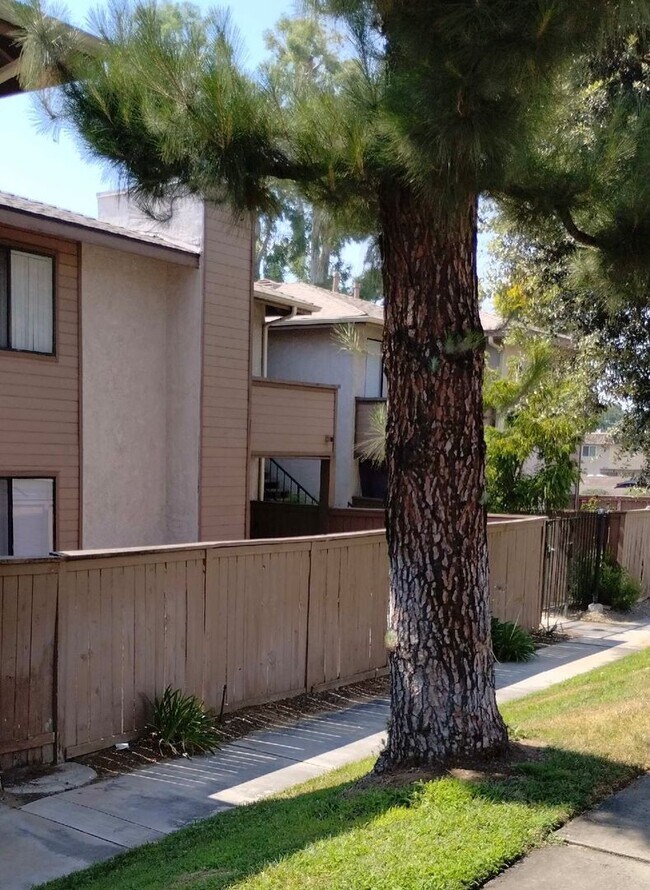 Building Photo - 2 Bedroom 1 Bathroom Condo Down Stairs Unit