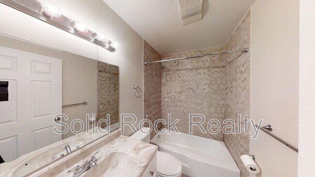 Building Photo - 4811 Villa Cir
