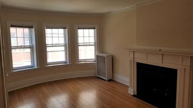 Building Photo - 222 N Oak Park Ave