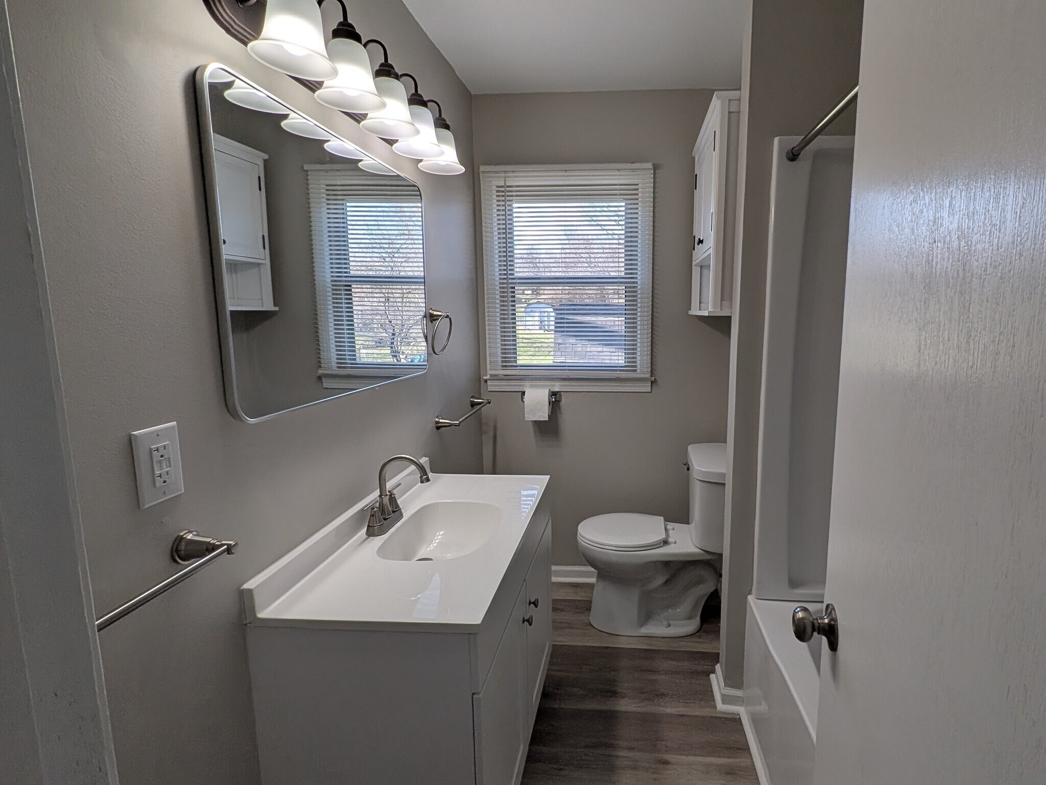 Building Photo - 702 W 39 St N