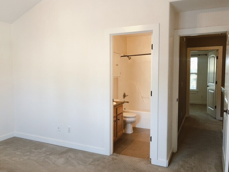 Building Photo - 2205 Ellington Dr
