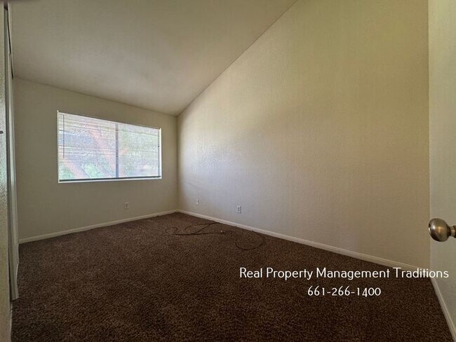 Building Photo - Willow Creek 2 bed, 1 bath condo!