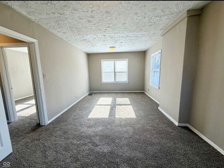 Building Photo - 4002 Rookwood Ave