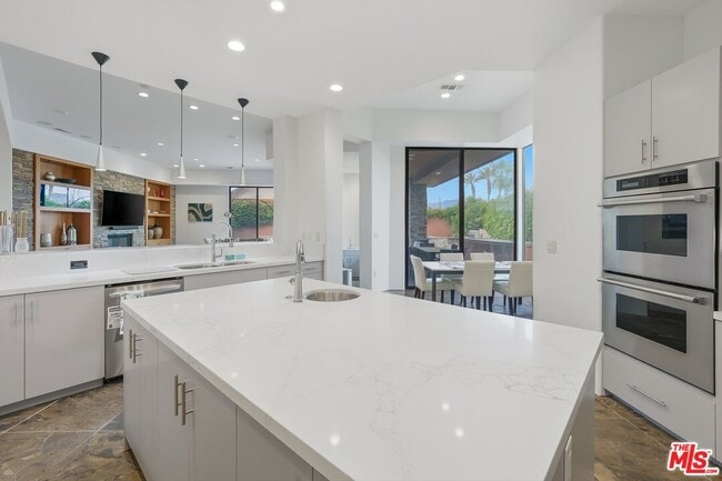 Building Photo - 50025-50021 Vía Aldea