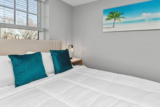 Building Photo - 457 E Kirby St