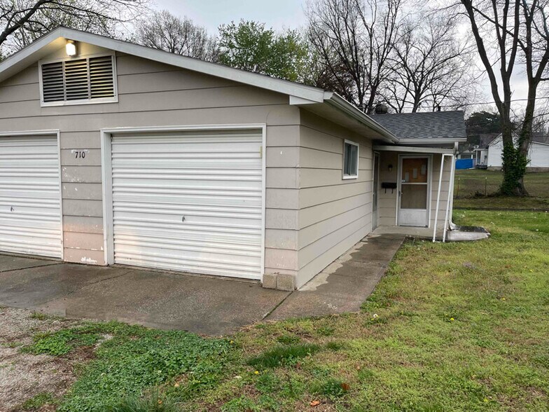 Building Photo - 710 N Ash St