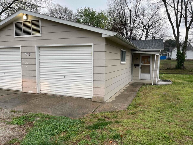 Building Photo - 710 N Ash St