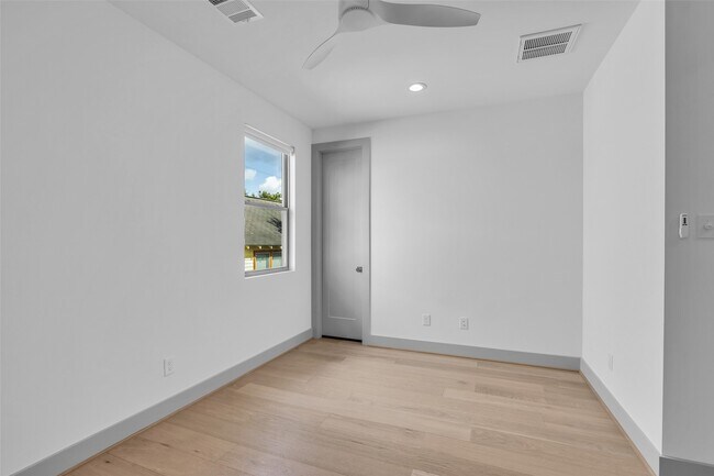 Building Photo - 1724 Ridgewood St