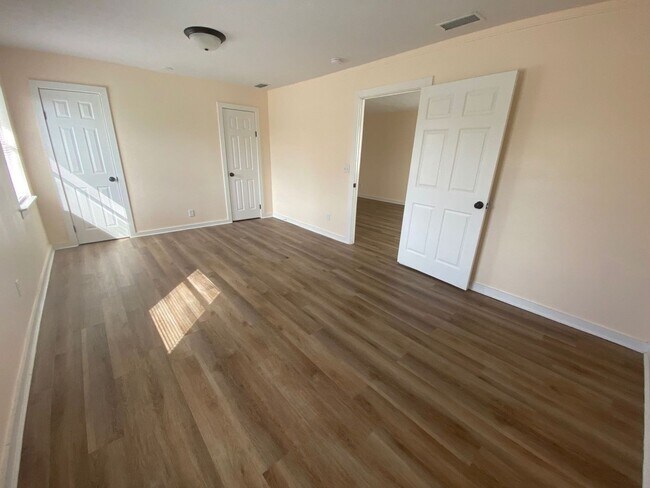 Building Photo - Charming 3Bed/2Ba Duplex Unit Conveniently...