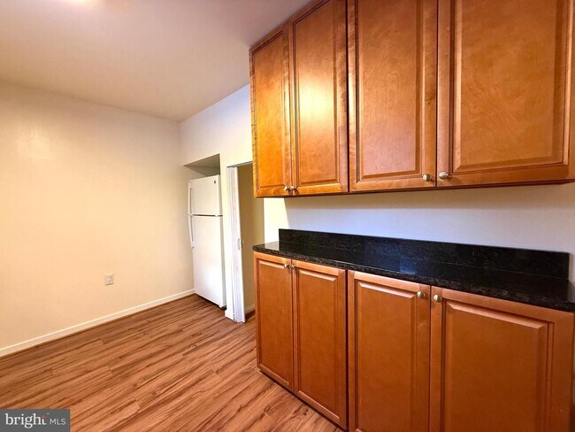 Building Photo - 701 N Vermont St