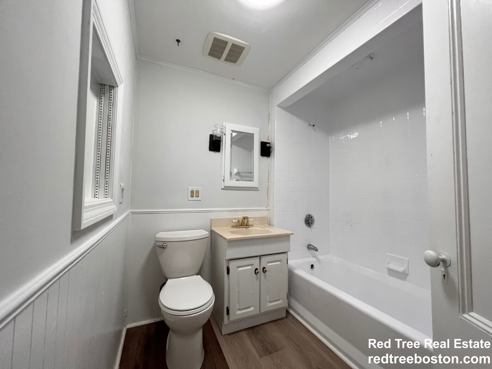 Building Photo - 401 E 7th St