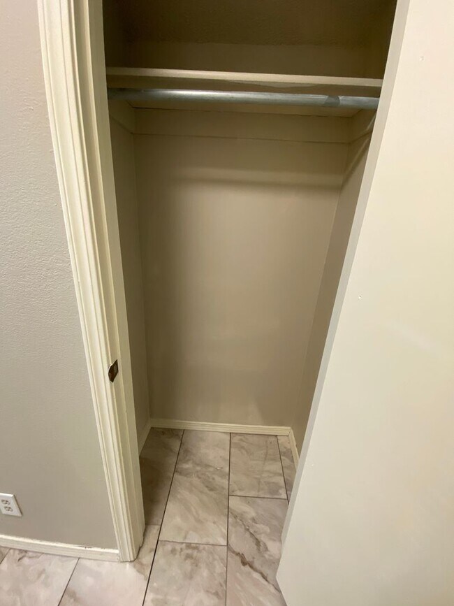 Building Photo - Updated 3 Bedroom, 2-1/2 Bathroom House on a Cul-de-sac