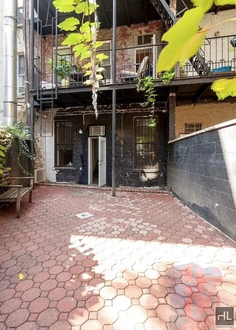 Building Photo - 564 Hudson St