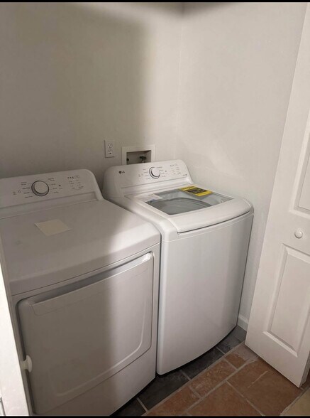 Building Photo - 1075 S Elkhart Way