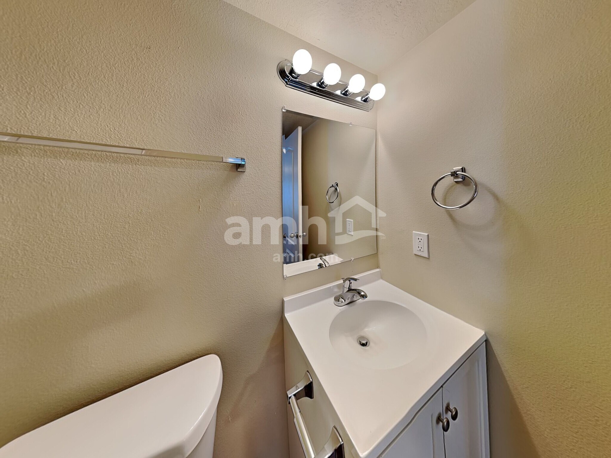 Building Photo - 10526 Doral Dr