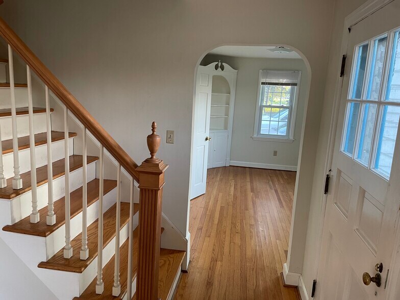 Building Photo - 213 Russell St