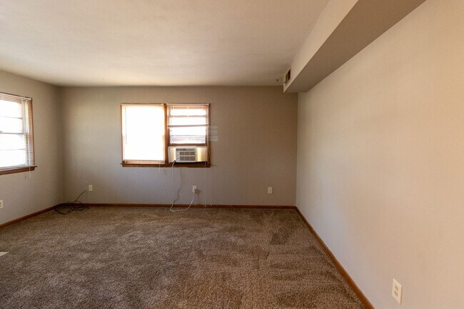 Building Photo - 2800 Fairhaven Dr