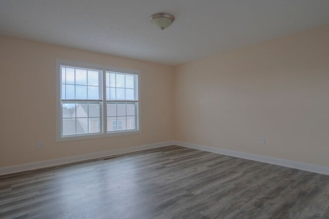 Building Photo - Oak Tree Townhome | 4 Bed, 4.5 Bath | Available Now!