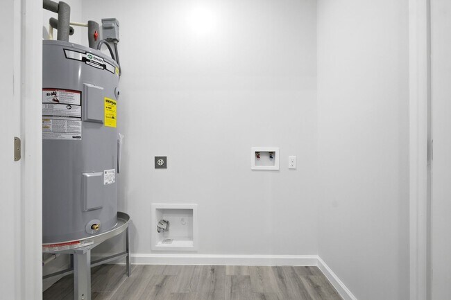 Building Photo - 1600 Clinton St