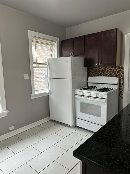 Building Photo - 4027 W Melrose St