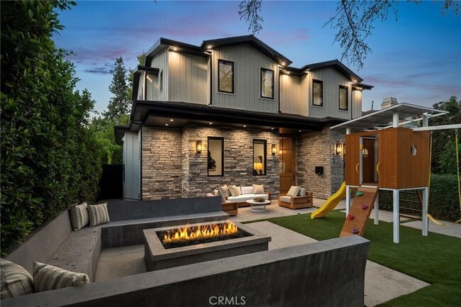 Building Photo - 13627 Chandler Blvd