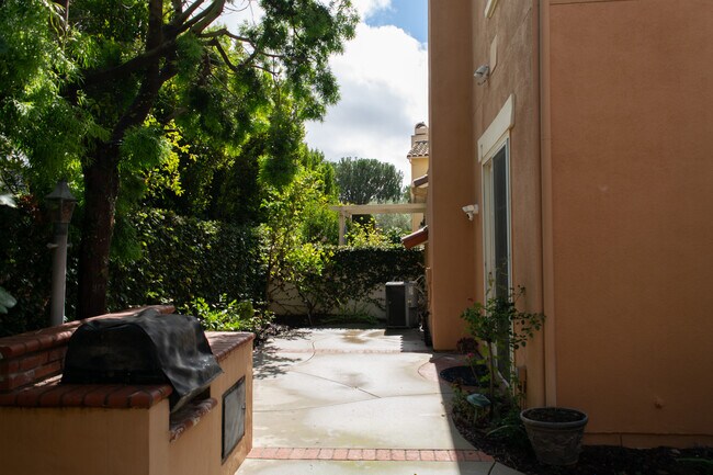 Building Photo - 1148 Corte Riviera