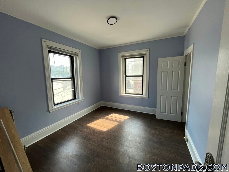 Building Photo - 12 Glenville Ave