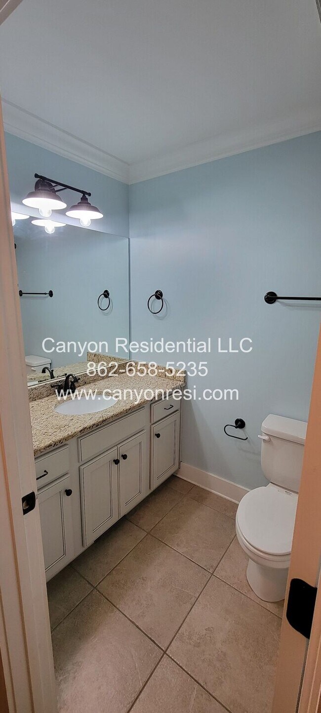 Building Photo - Nice Sized 4 Bed 3 Bath home in great location!