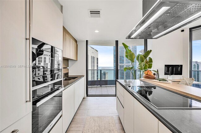 Building Photo - 1000 Brickell Plaza