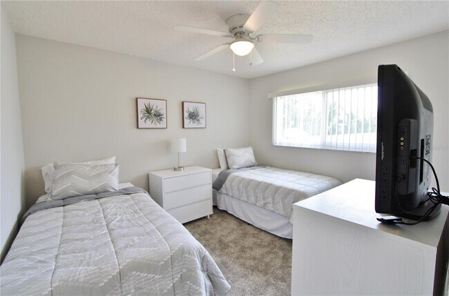 Building Photo - 9635 Greenskeeper Dr
