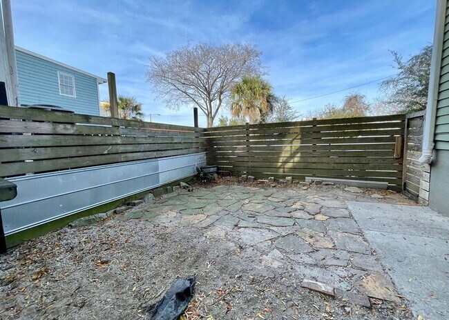 Building Photo - Available 7/20. Great 1BR/1BA Available in Downtown Charleston!