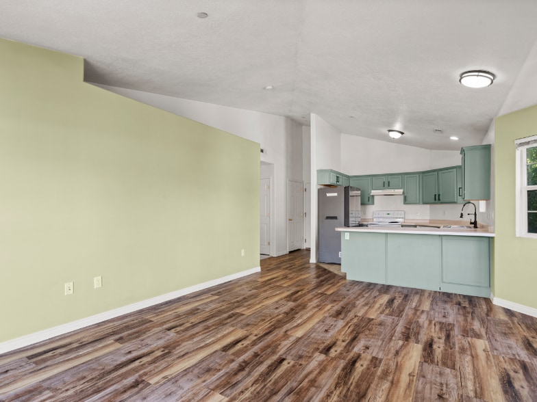 Building Photo - 2119 N Aurora Way