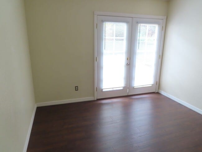Building Photo - Three Bedroom Townhome with Two-Car Garage