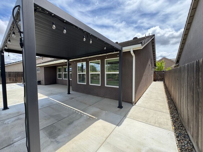 Building Photo - 391 Maclure Ave