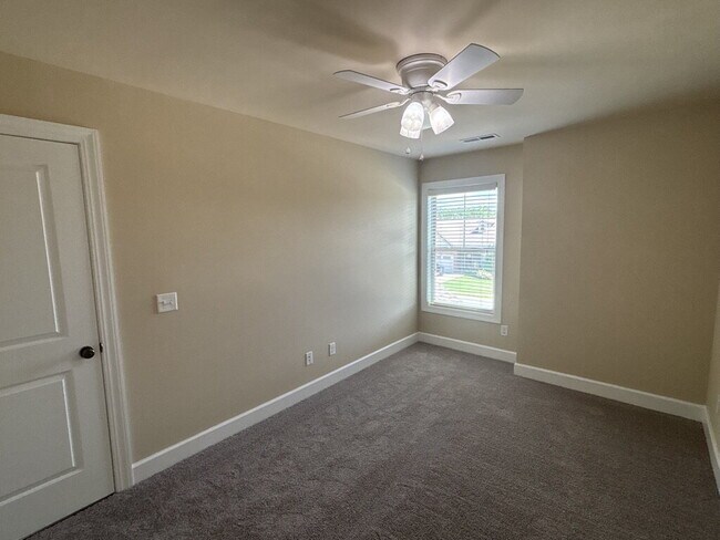 Building Photo - Spacious 3-Bed 2.5 Bath Townhome for Rent in Algood