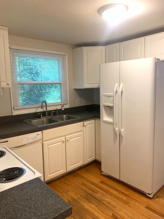 Building Photo - 4 bedroom single-family house near Cameron...