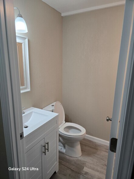 Building Photo - 112 Tacoma Rd