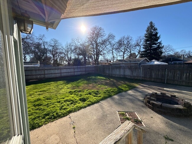 Building Photo - Peaceful Setting with Central Location!