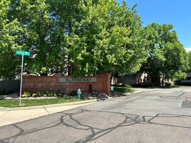 Building Photo - Gorgeous 4 Bedroom Townhome Steps from Boulder Country Club