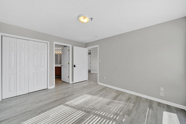 Building Photo - Lovely Two Bed Two Full Bath Condo in Fort...