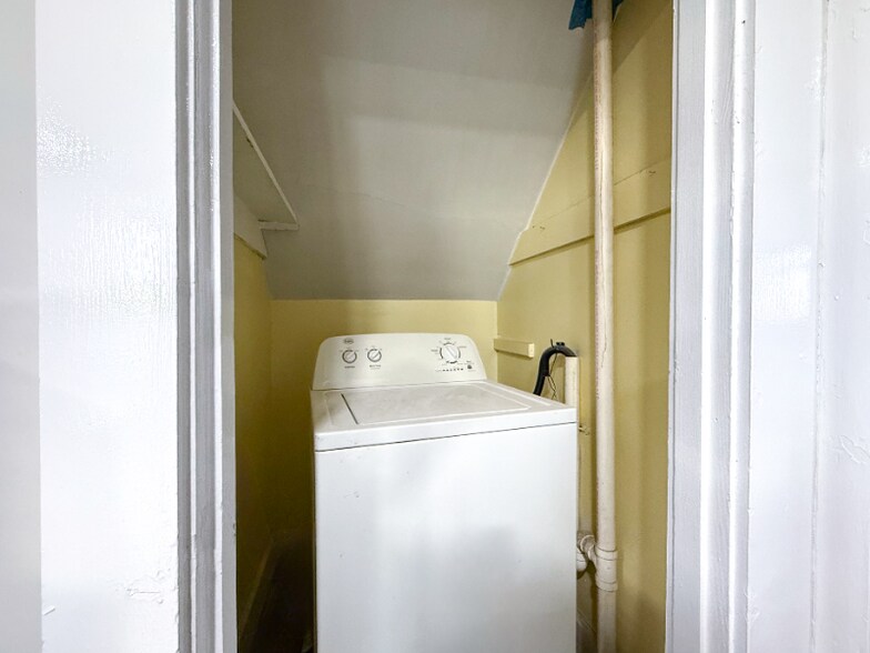 Building Photo - 173 Elm St