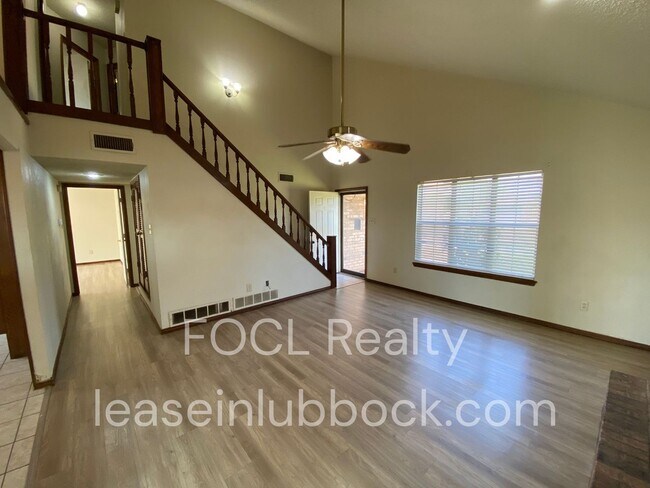 Building Photo - 2 story 3 bed 2.5 bath 2 car garage