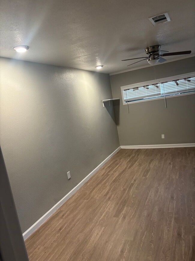 Building Photo - 1121 Woodcrest Dr