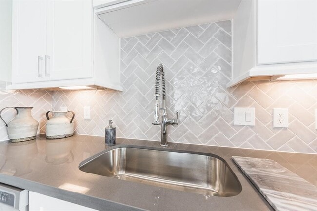 Building Photo - 2149 Hoskins Dr