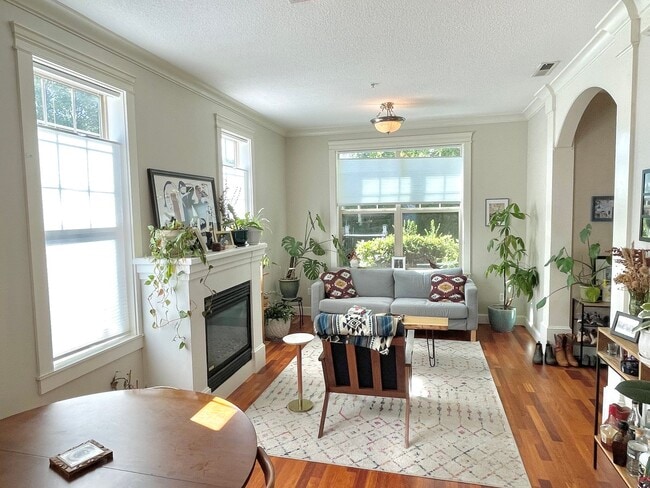 Building Photo - Corner unit townhouse in Piedmont condominium community